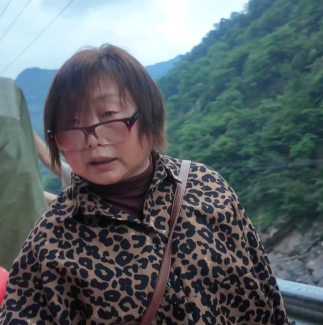 戴金耳環(huán)女干部走山路運(yùn)物資 救災(zāi)一線的堅(jiān)守身影