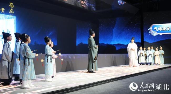 在《AI上黃鶴樓》做一回詩仙