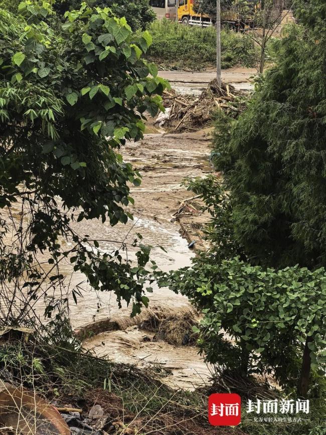 多位村民洪流中救落水者細(xì)節(jié)曝光 暴雨夜生死救援