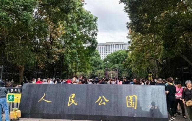 相亲角印度小伙自荐被婉拒 现实差距明显