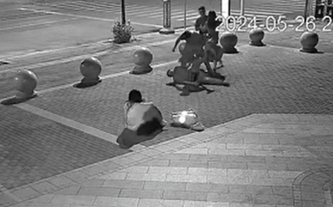 男子制止父亲当街脚踹女儿被诉