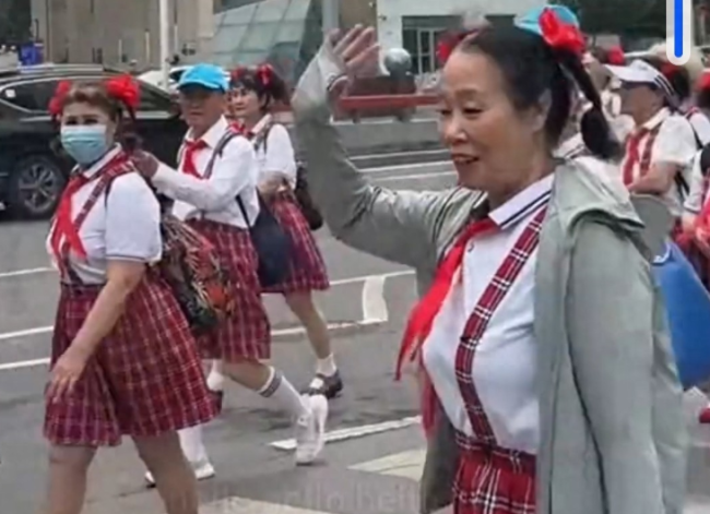 回頭率拉滿！大爺大姨穿學生裝熱情和路人打招呼