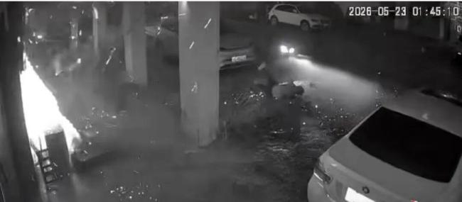 店鋪起火發(fā)生爆炸男子被掀飛 電動(dòng)車室內(nèi)充電釀禍