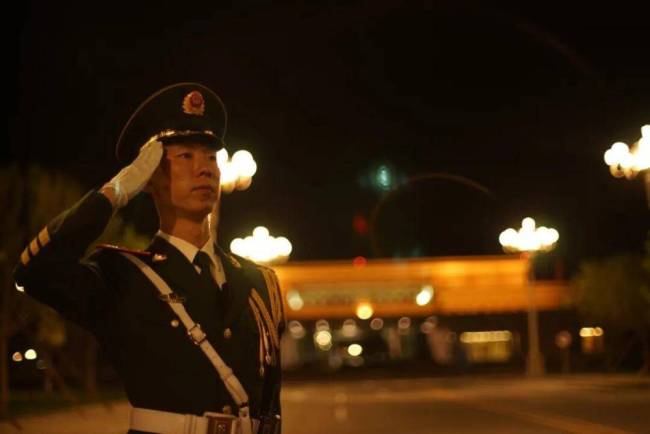 中国军人回应在空军一号旁稳如磐石 展现大国风范