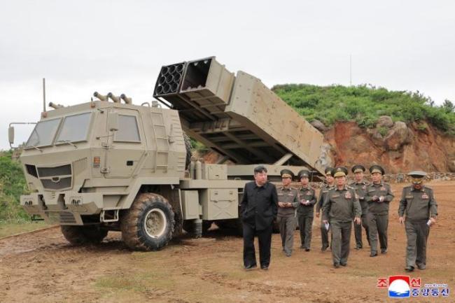 金正恩观摩朝鲜新型武器系统试射