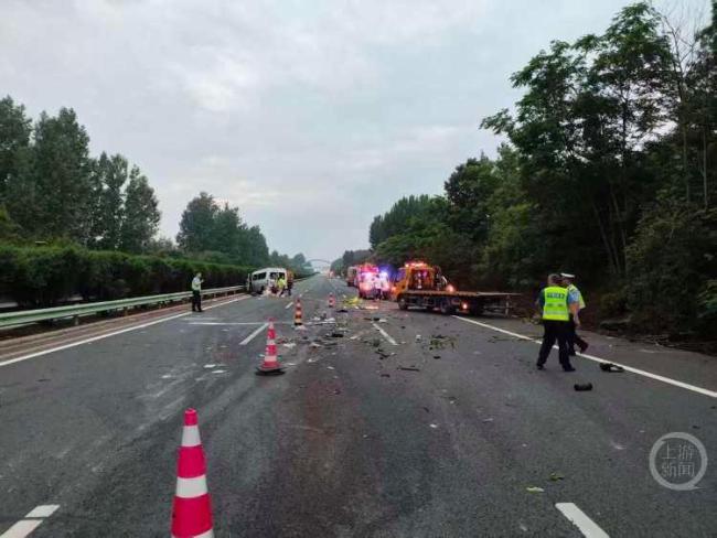 载16人黑车高速公路追尾半挂车致13死，河南车主在湖北上的牌照