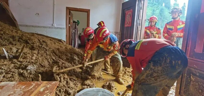 山洪中的“泥人”，救下全村60人的性命！村小組長的生死救援