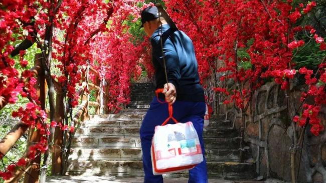 山顶矿泉水1元1瓶：人工搬运无人售卖 良心景区获赞