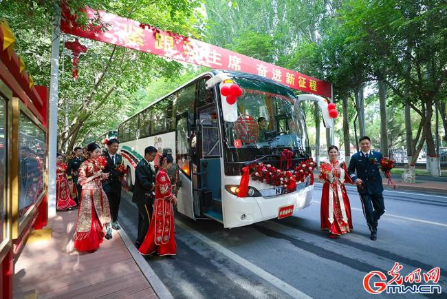 新疆马兰某基地81对新人举行集体婚礼 情定马兰携手一生