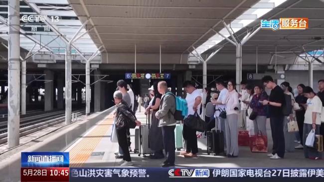银发列车焕新上线 多项优惠激发消费活力
