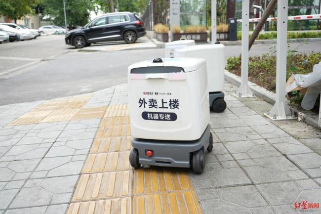 女生看直播下單手機 機器人送貨上門 科技改變生活體驗