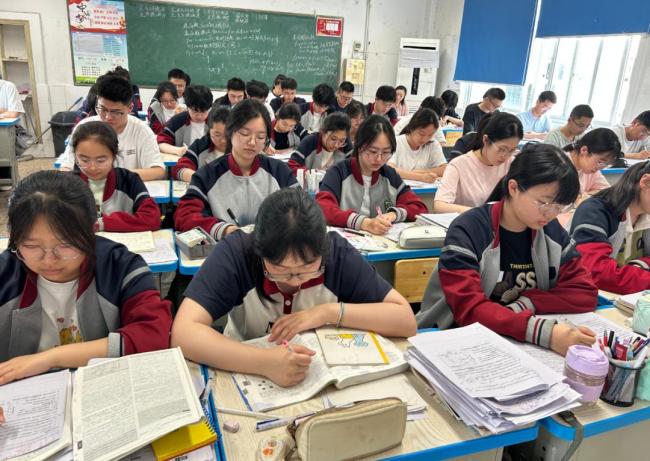 高三最后一次模考压轴题看哭了考生 老师的温柔告别