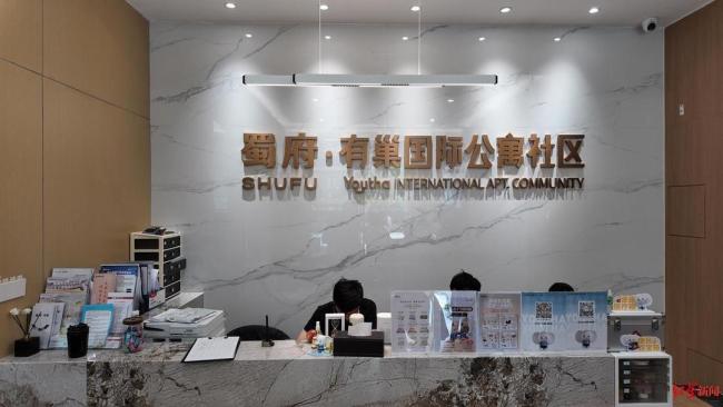女生看直播下單手機 機器人送貨上門 科技改變生活體驗