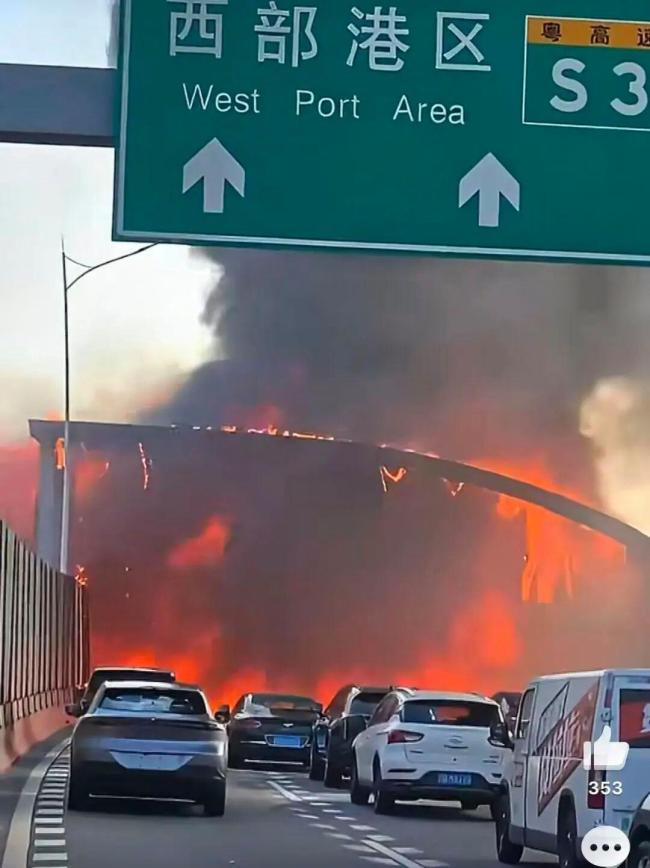 深圳南坪快速大火 三車事故引發(fā)隧道隔音棚燃燒