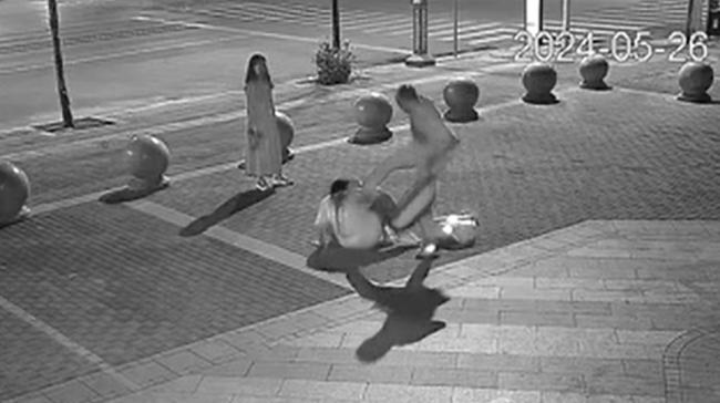 男子制止父亲当街踹女儿被诉 二审发回重审
