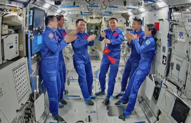 中国空间站钥匙的钥匙扣亮了 红红火火中国结