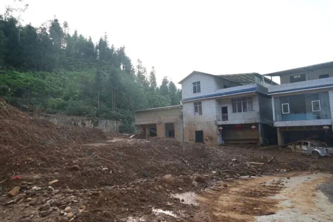 山洪中的“泥人”，救下全村60人的性命！村小組長的生死救援