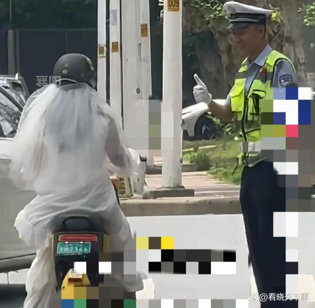 女子穿婚纱戴头盔骑电动车交警点赞 安全意识获赞