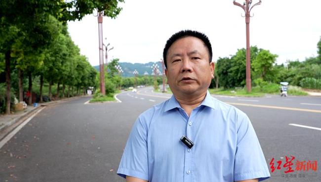 女子疑欲轻生 的哥报警后驾车跟随 默默守护生命