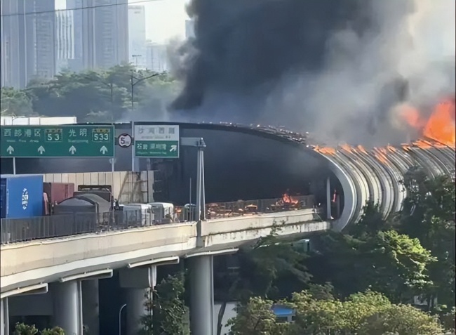 深圳一快速路起火隔音棚烧毁 事故责任与损失引热议