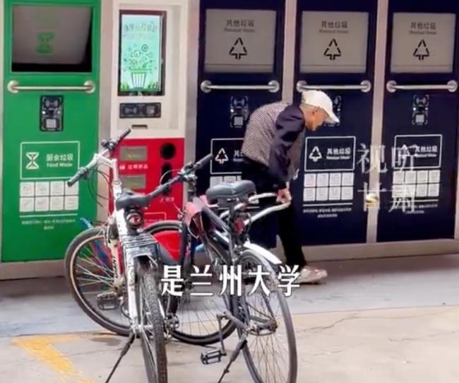 碩士答辯致謝學(xué)校讓拾荒老人進(jìn)校 雙向善意溫暖人心