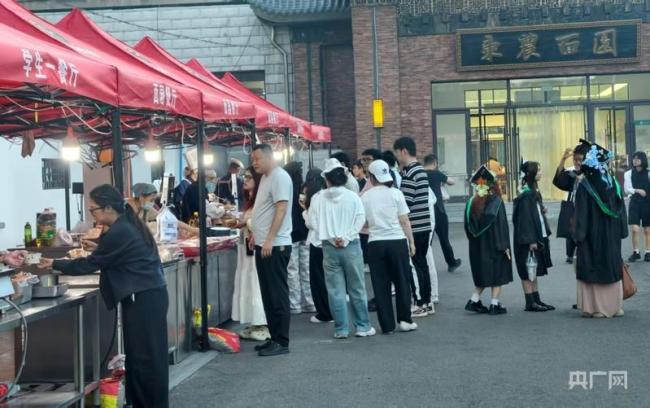 全国食堂满意度第一的大学又整活了 夜市美食引学子点赞