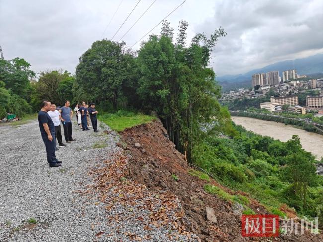 湖北一社區(qū)書記多看一眼救下128人 教科書式避險(xiǎn)成功
