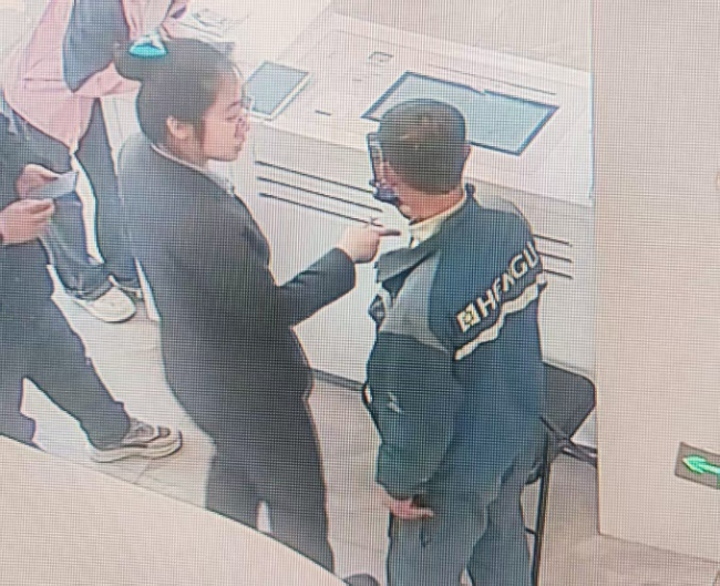 大叔工资没了银行小姐姐追回