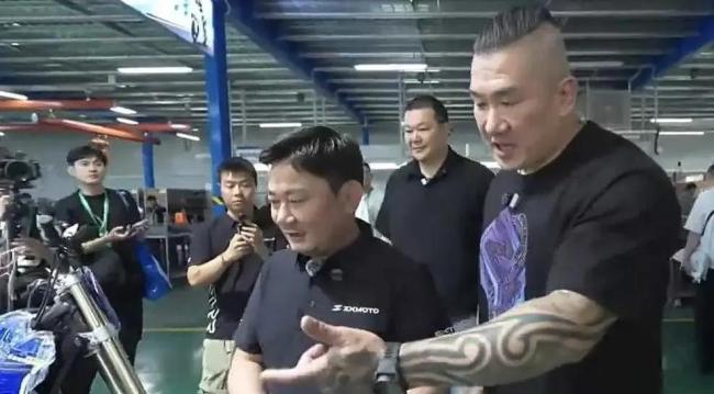 女子与台湾网红馆长合影后激动不已 偶像见面真实又微妙