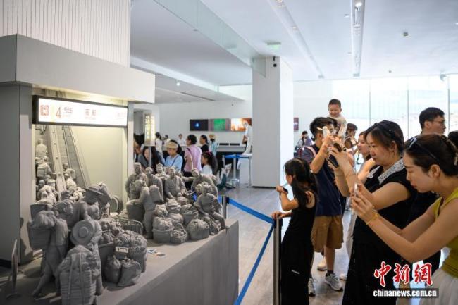 四川美术学院毕业作品展吸引观众