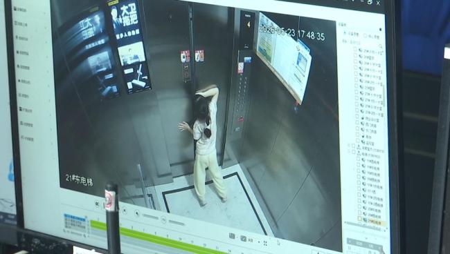 女童被困电梯求助遭无视物业致歉 责任人员被辞退