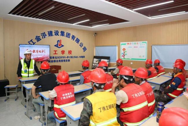 51歲工地大叔9年考13證 月薪過萬 勵(lì)志故事感動(dòng)無數(shù)人