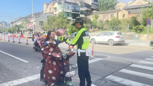 95后交管大队队员的执着救了一条命 人民卫士获赞