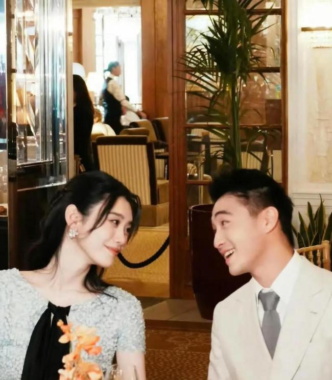 谷爱凌奚梦瑶婚礼晚宴合照 珠宝闪耀见证爱情