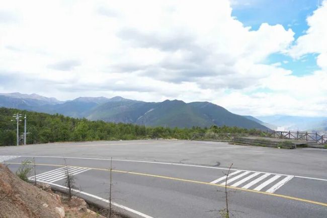 稻城亞丁景區(qū)“道路設卡擺渡收費”調(diào)查