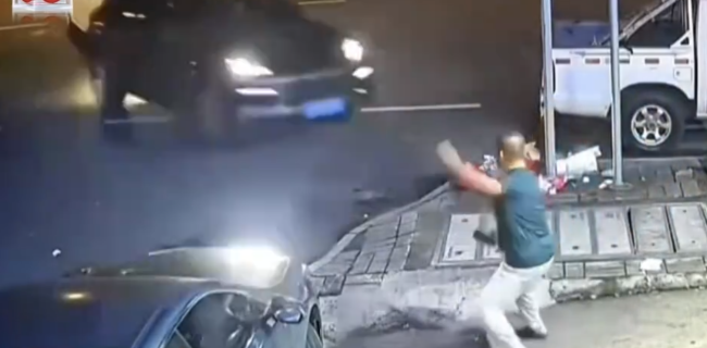 男子散步遇車禍神走位逃生 驚險(xiǎn)瞬間化險(xiǎn)為夷