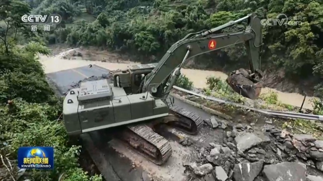 黨員先鋒隊(duì)搶通群眾出行路