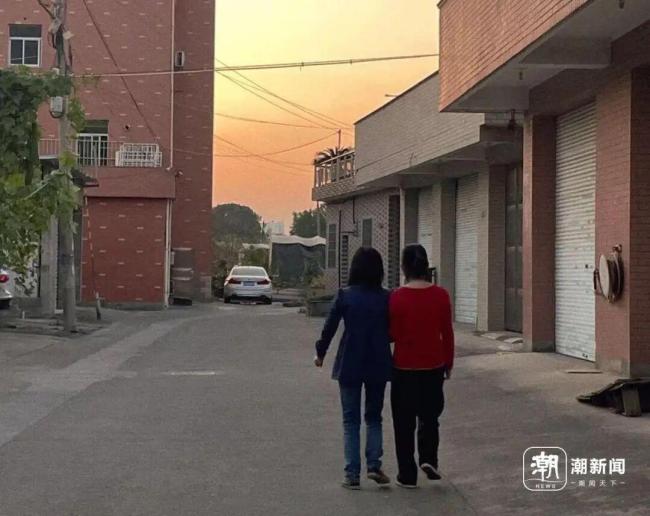 妈妈摆摊带女儿冲刺高考：均患罕见病 母女俩的希望之光