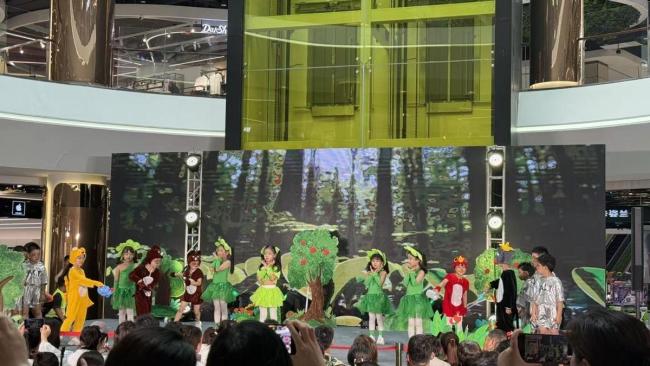 幼儿园六一演出台下家长满眼都是孩子 童趣舞台传递邻里温情