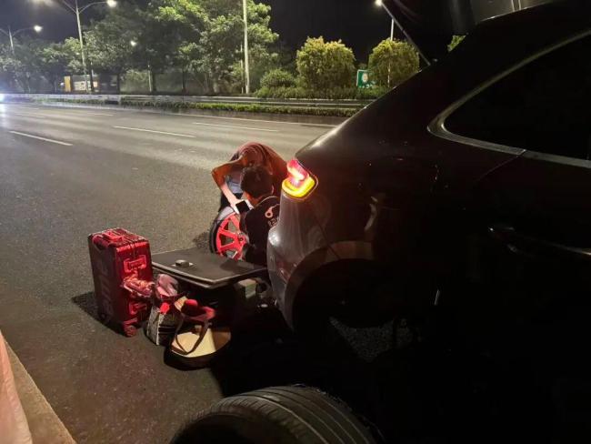 保時捷一天2次被扎胎 地上有修車廣告 安全隱患引關(guān)注