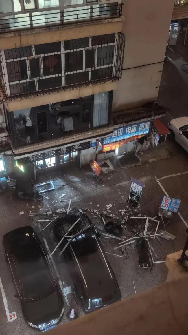 哈尔滨大风致居民楼窗户吹落多车受损