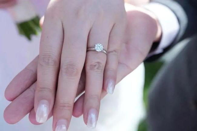 哈工大集體婚禮母?？袼?克拉鉆戒 硬核浪漫見(jiàn)證真愛(ài)