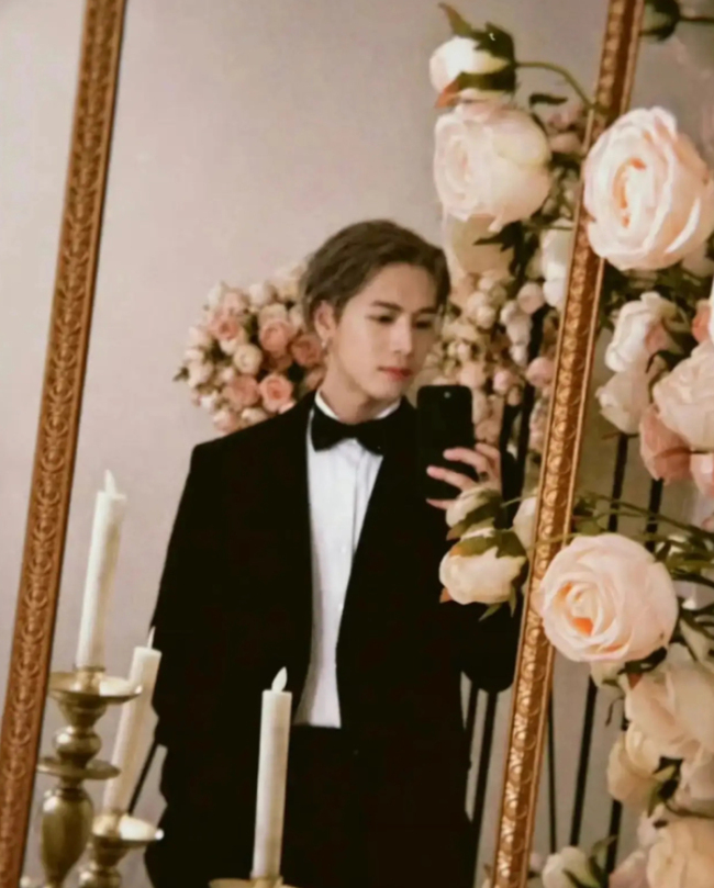 何超欣与何猷君奚梦瑶婚礼合照 星光熠熠温馨画面