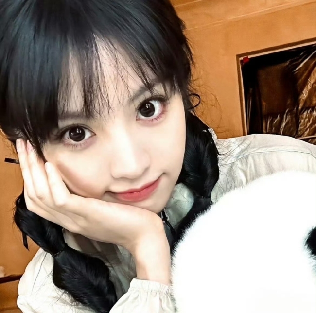 网友晒田曦薇初中毕业照 从小美到大引发热议