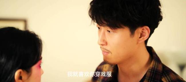 劉紅兵強(qiáng)迫秦娥穿著戲服時(shí)和他親熱 戲服下的痛苦與決裂