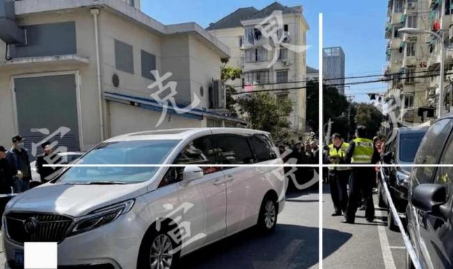 小孩滑板突然窜出司机急刹停车 绿化带视线受阻险酿事故