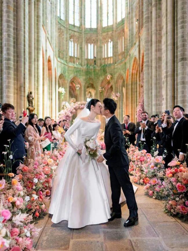 奚梦瑶晒婚礼现场图 王嘉尔担任伴郎