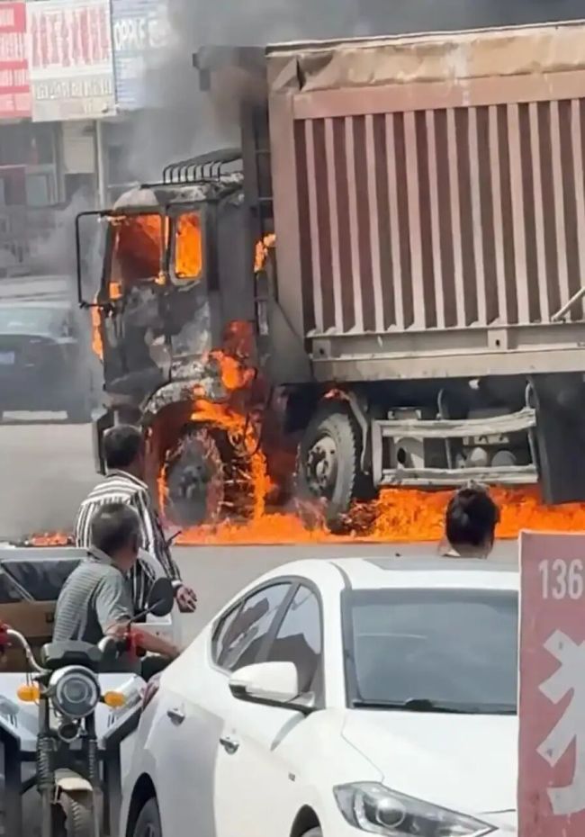 河北一貨車右轉(zhuǎn)撞上電動車致母子死亡 事故引發(fā)廣泛關(guān)注