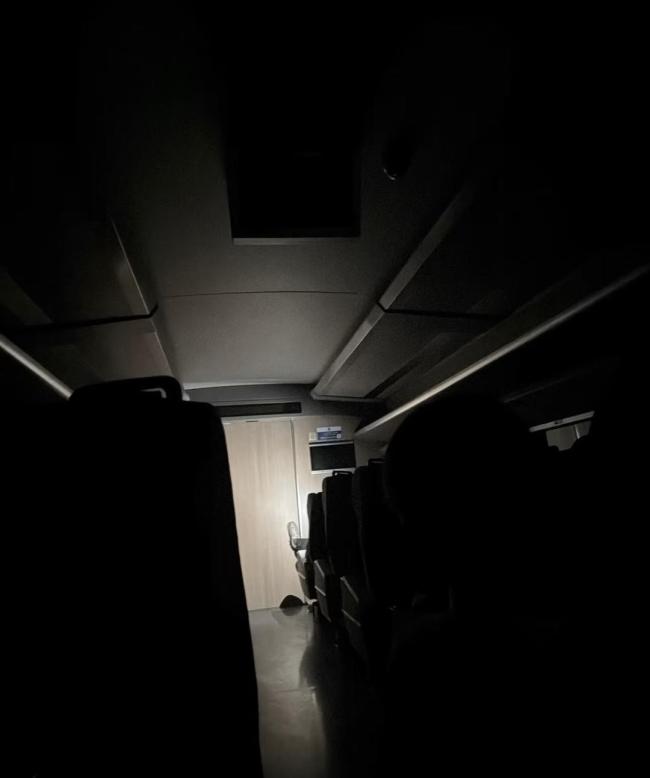 列车因故障停隧道内3小时车内漆黑