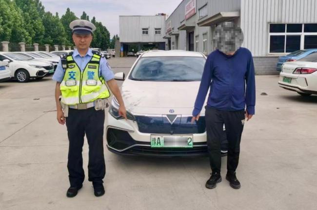 郑州交警依法查处违规驾驶人 无证驾驶被严惩